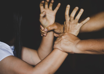 E rëndë: Burri në Klinë e rrah brutalisht gruan dhe ikë, 45-vjeçarja përfundon në spital