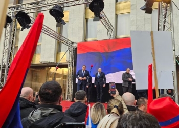 Mbështetësit e Dodikut protestojnë një ditë para vendimit të Gjykatës së Bosnjës