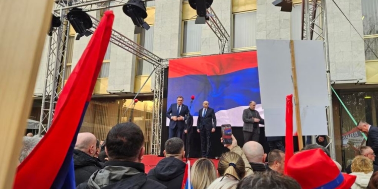 Mbështetësit e Dodikut protestojnë një ditë para vendimit të Gjykatës së Bosnjës