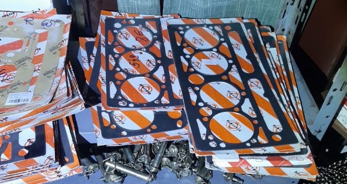 Gjenden pjesë të veturave të prodhimit serb në një objekt në Gjilan, sekuestrohen nga Dogana