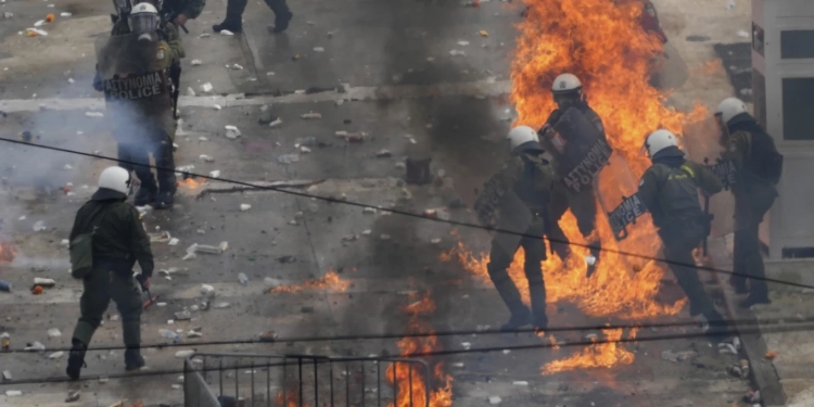 Eskalon protesta për përvjetorin e dytë të aksidentit hekurudhor në Athinë