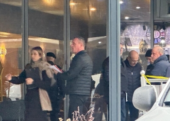 Vrasja e rëndë në Skenderaj, arrestohet një i dyshuar – konfiskohen disa armë