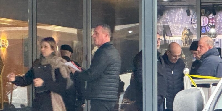 Vrasja e rëndë në Skenderaj, arrestohet një i dyshuar – konfiskohen disa armë