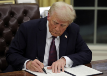 Trump nënshkruan urdhrin ekzekutiv që mund ta bëjë atë presidentin më të fuqishëm në historinë e SHBA