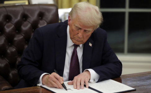 Trump nënshkruan urdhrin ekzekutiv që mund ta bëjë atë presidentin më të fuqishëm në historinë e SHBA