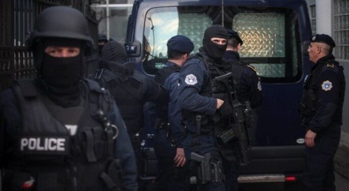 “Granata dore, pushkë, revole” – këto janë armët që iu gjetën të arrestuarve nga Krimet e Rënda në Pejë