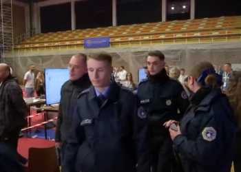 Konflikt verbal mes komisionerëve në sallën 1 Tetori – ndërhynë Policia