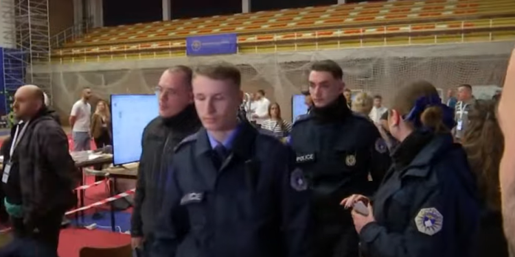 Konflikt verbal mes komisionerëve në sallën 1 Tetori – ndërhynë Policia