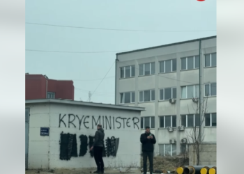 “Kryeministër hajvan”, mbulohet me ngjyrë grafiti kundër Albin Kurtit