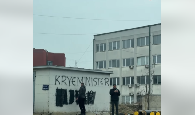 “Kryeministër hajvan”, mbulohet me ngjyrë grafiti kundër Albin Kurtit