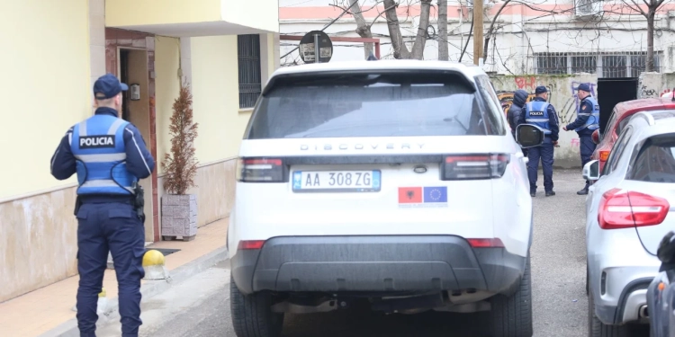 Detaje misterioze nga vrasja me thikë e 30 vjeçares në Tiranë, kishte marrë me qira banesën së bashku me një burrë