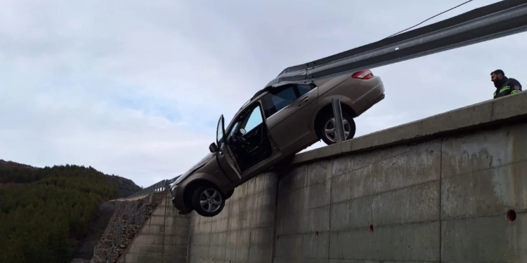 Aksident i frikshëm, makina humb kontrollin dhe mbetet pezull mes barrierës – PAMJE