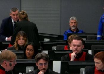 Kadri Veseli proteston duke u ngritur në këmbë në Speciale pasi avokati i tij e kritikon gjyqtarin për njëanshmëri