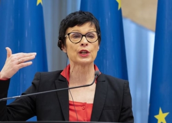 Komisionarja Kos kërkon hetime për dhunën ndaj protestuesve në Serbi