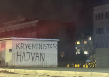 “Kryeministër hajvan”, shfaqet grafiti kundër Kurtit në hapësirat e QKUK-së