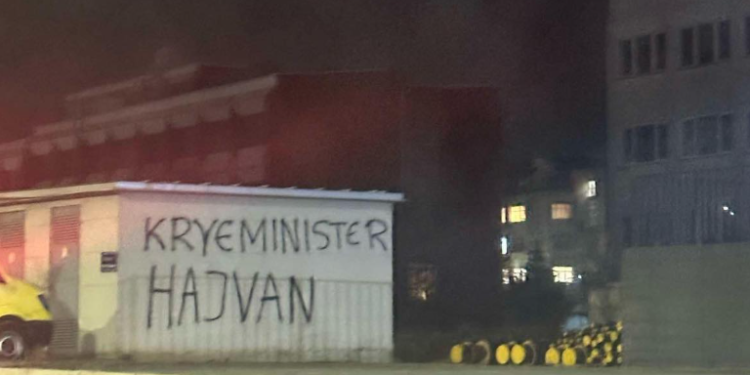“Kryeministër hajvan”, shfaqet grafiti kundër Kurtit në hapësirat e QKUK-së