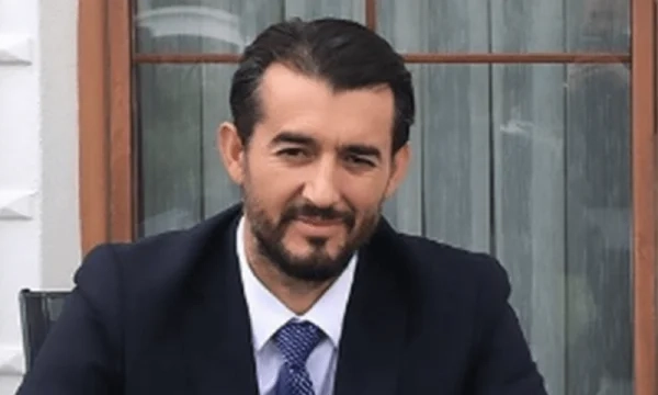 Labi iu drejtohet shqiptarëve dhe gurbetqarëve me fotografi të Ibrahim Rugovës- ky është mesazhi i tij