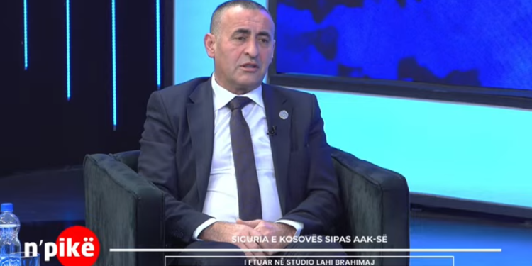 Gjenererali Lahi Brahimaj: Ka plotë ushtarë të Kosovës që punojnë taksi dhe kamarierë