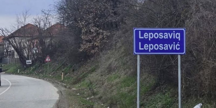 Policia ndalon veturën serbe me pajisje elektrike pa dokumente, dërgohet në terminal doganor