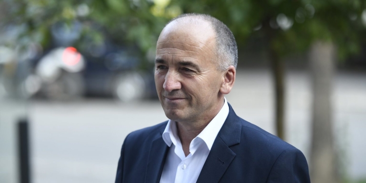 Gazmend Muhaxheri tregon se a do ta lë postin e kryetarit të Pejës për deputet