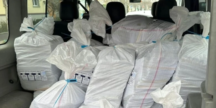 Votimi nga diaspora: 75.54% e qytetarëve votuan në përfaqësitë diplomatike, mbi 50 mijë pako përmes postës