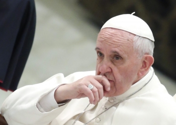 Papa në gjendje të rëndë, Politico: Po vuan nga dhimbje të forta