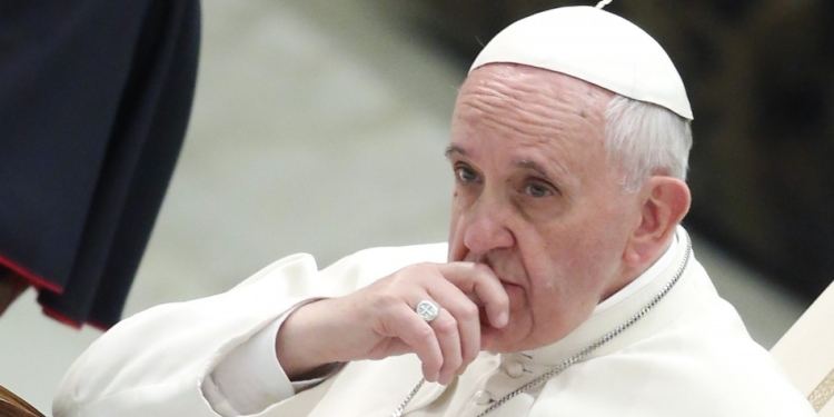 Papa në gjendje të rëndë, Politico: Po vuan nga dhimbje të forta