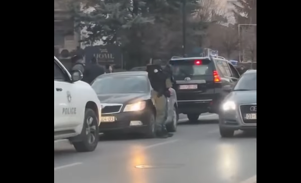 Policë të Njësisë Speciale u panë tek zyrat e KQZ’së, Kelani: Detyra rutinë në përcjellje të ndonjë materiali