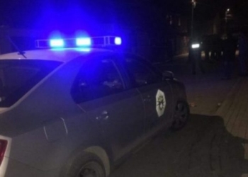 E rëndë: 22-vjeçarja në Malishevë e rrah nënën dhe vëllain, intervenon Policia