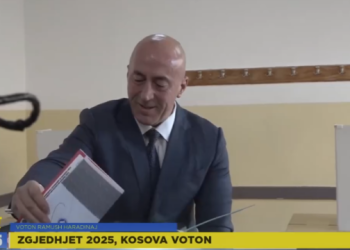 Voton Ramush Haradinaj, shoqërohet nga bashkëshortja dhe fëmijët