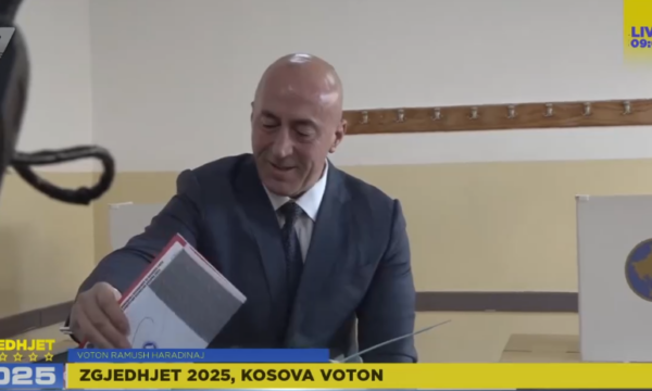 Voton Ramush Haradinaj, shoqërohet nga bashkëshortja dhe fëmijët