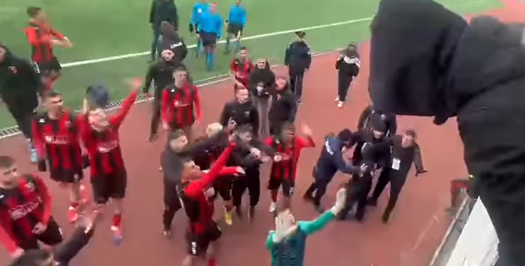 Përleshje mes lojtarëve të Vëllaznimit dhe atyre të Gjilanit pas përfundimit të ndeshjes.