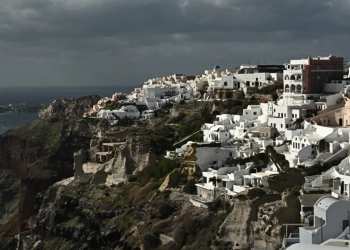 Santorini vazhdon të “shkundet” nga tërmetet! Mbrëmë u shënua më i fuqishmi 5.3, gjithsej 10 mijë lëkundje