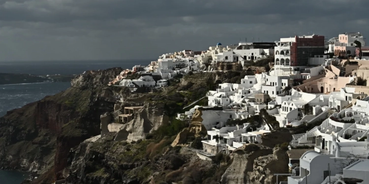 Santorini vazhdon të “shkundet” nga tërmetet! Mbrëmë u shënua më i fuqishmi 5.3, gjithsej 10 mijë lëkundje