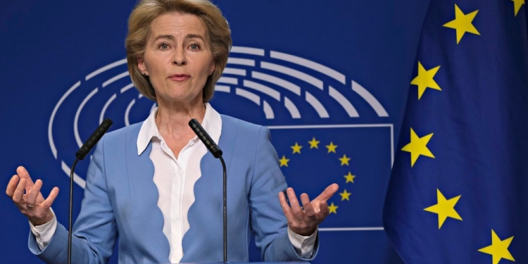 “Ne do të mbrojmë interesat tona, sido që të jetë e nevojshme”, i thotë Von Der Leyen, Trumpit