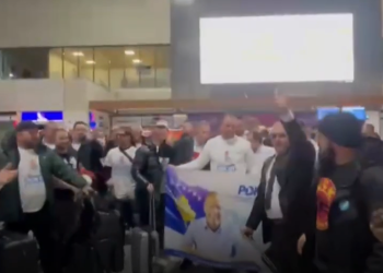 Me brohorima për UÇK-në, përkrahësit e Bedri Hamzës zbarkojnë në aeroport