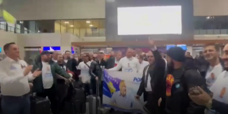 Me brohorima për UÇK-në, përkrahësit e Bedri Hamzës zbarkojnë në aeroport