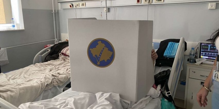 Votojnë edhe pacientët e shtrirë në QKUK