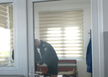 Në Gjilan tentohet fotografimi i votës, Policia ndalon qytetarin