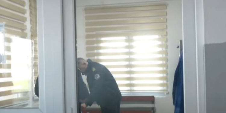 Në Gjilan tentohet fotografimi i votës, Policia ndalon qytetarin