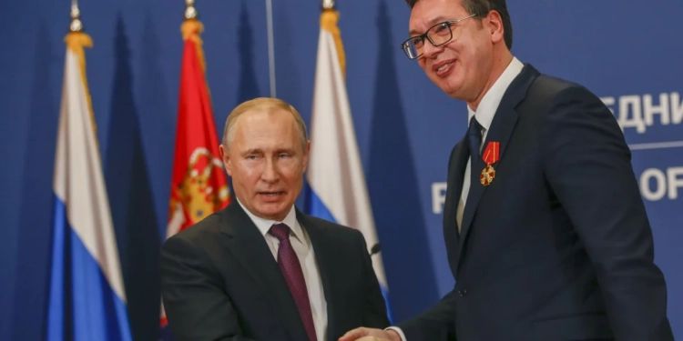 Serbia ‘gabimisht’ mbështet rezolutën për Ukrainën, Vuçiq në “siklet” merr një vendim