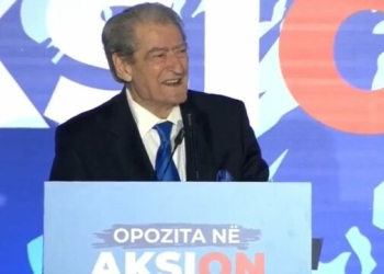 Opozita në Tiranë proteston para Kryeministrisë, Berisha ngjitet në podium: Historia e deshi të rrëzojmë dy diktatura