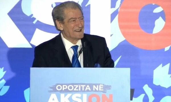 Opozita në Tiranë proteston para Kryeministrisë, Berisha ngjitet në podium: Historia e deshi të rrëzojmë dy diktatura