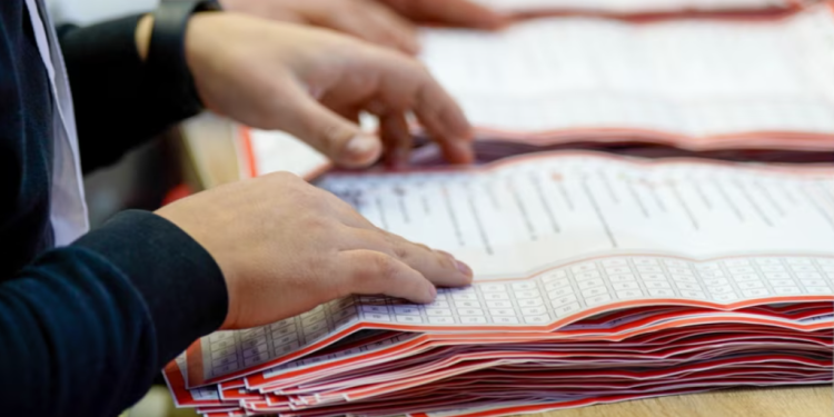 Vonesa të hapjes së kutive të votimit, procesi i numërimit të votave nga diaspora s’pritet të përfundojë as sot