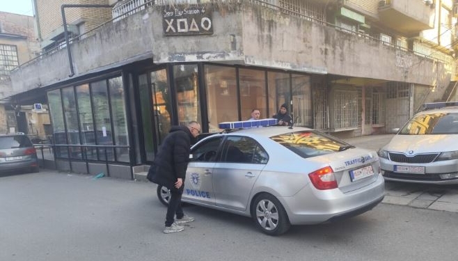 Një grua e nacionalitetit serb fotografon votën në Zveçan, përfundon në Polici