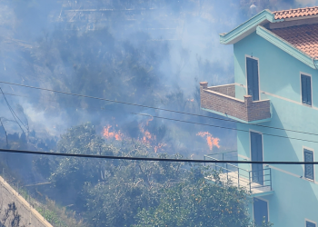 Zjarri i madh kaplon Kodrat e Orikumit në Vlorë