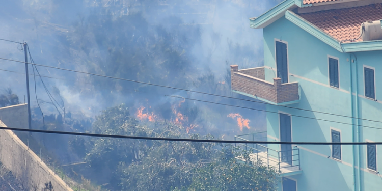 Zjarri i madh kaplon Kodrat e Orikumit në Vlorë