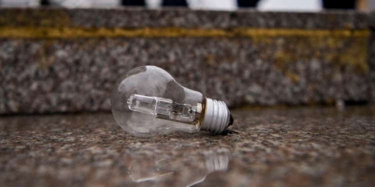 Prej nesër e deri më 30 shtator, ndryshon orari i tarifës së ulët të rrymës në Kosovë