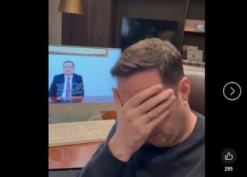 Abdixhiku kap kokën me dorë teksa sheh e dëgjon mashtrimin e Kurtit nga dy komedianët rusë