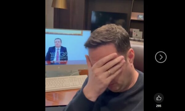 Abdixhiku kap kokën me dorë teksa sheh e dëgjon mashtrimin e Kurtit nga dy komedianët rusë